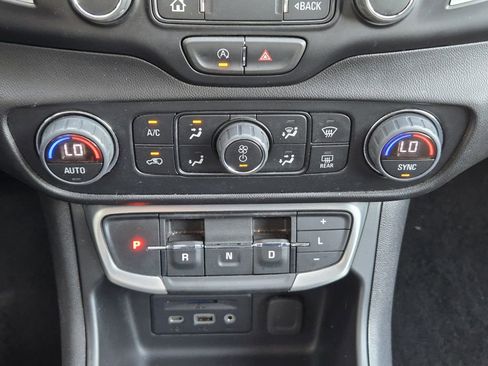 Used 2024 GMC Terrain SLT AWD/4WD image 13