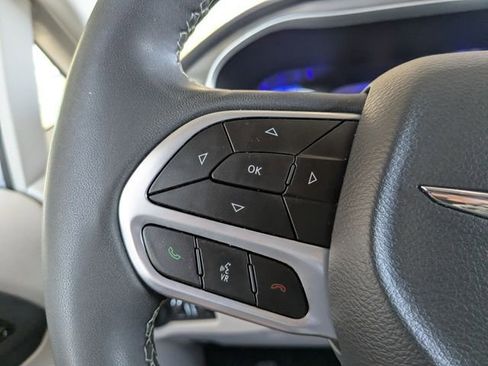 Used 2023 Chrysler Pacifica Touring-L FWD image 18