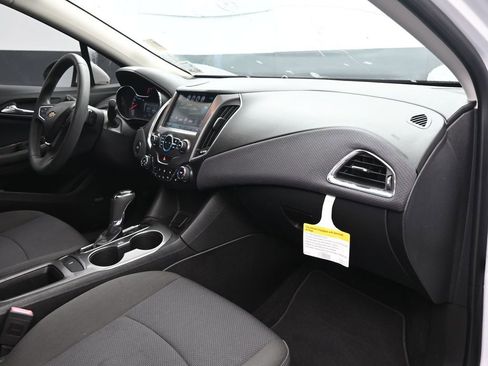 Used 2018 Chevrolet Cruze LT w/ Sun And Sound Package image 15
