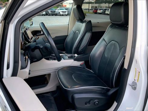 Used 2022 Chrysler Pacifica Limited FWD image 8