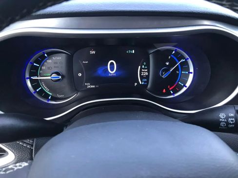 Used 2023 Chrysler Pacifica Touring-L FWD image 21