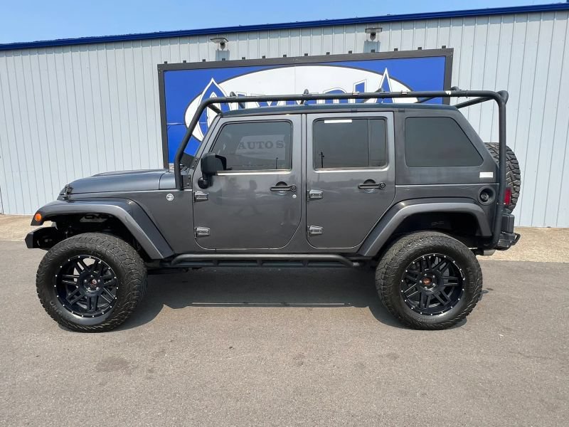 Used 2017 Jeep Wrangler Unlimited Sahara w/ Max Tow Package AWD/4WD image 18