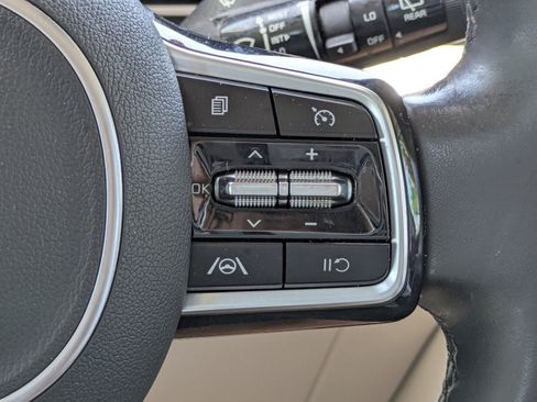 Certified 2022 Kia Carnival LX FWD image 21