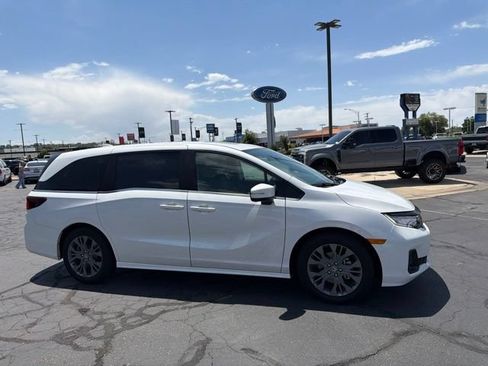 Used 2025 Honda Odyssey Touring image 3