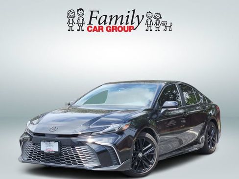 Used 2025 Toyota Camry SE FWD image 1