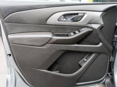 Used 2023 Chevrolet Traverse LT image 19