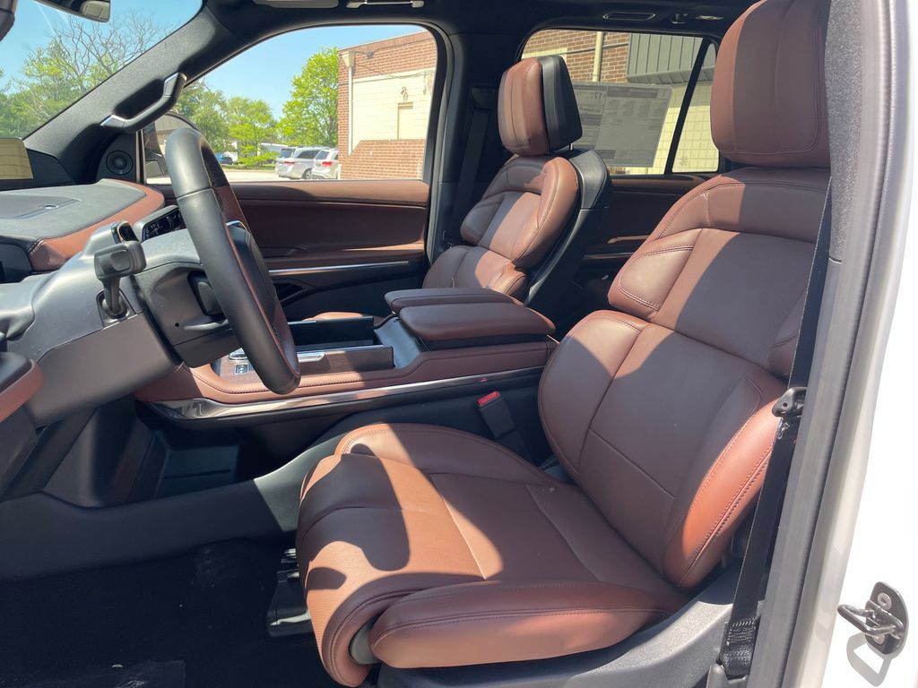 New 2026 Lincoln Navigator Reserve AWD/4WD image 9