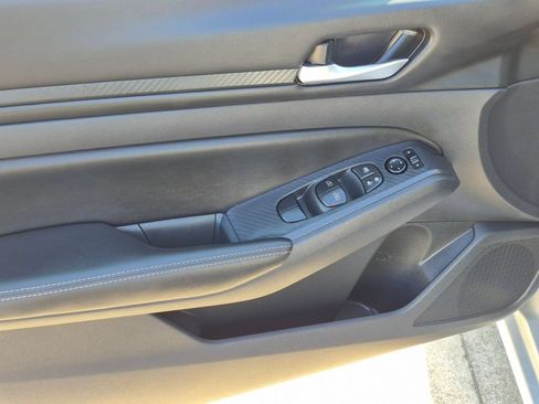 Used 2025 Nissan Altima 2.5 SV FWD image 11
