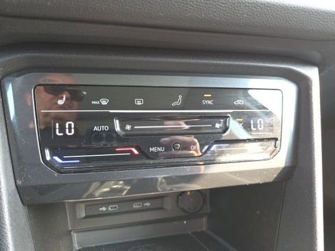 Used 2022 Volkswagen Tiguan SE w/ Panoramic Sunroof Package image 15