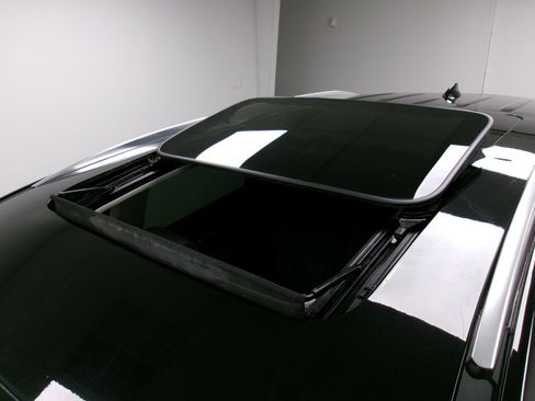 Used 2021 Buick Enclave Essence image 4