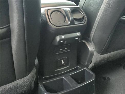 Used 2018 Jeep Wrangler Unlimited Sahara AWD/4WD image 17
