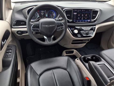Used 2024 Chrysler Pacifica Touring-L FWD image 12