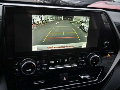 Used 2023 Toyota Highlander Limited image 16