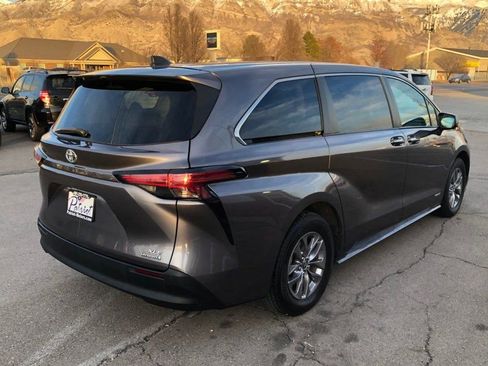 Used 2021 Toyota Sienna XLE image 5