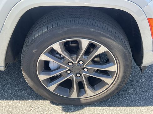 Used 2024 Jeep Grand Cherokee Overland w/ Luxury Tech Group IV image 16