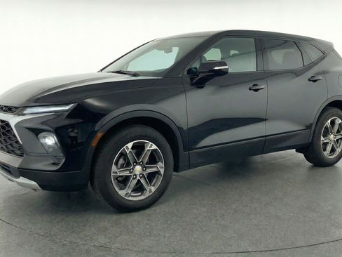 Used 2025 Chevrolet Blazer LT image 3