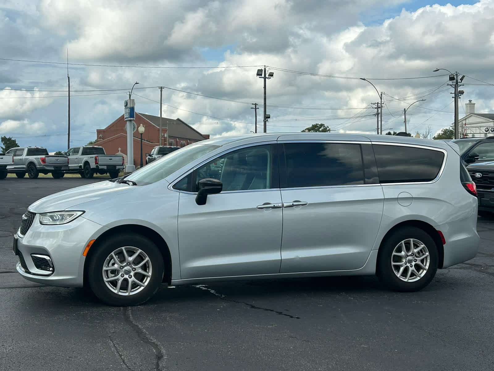 Used 2024 Chrysler Pacifica Touring-L FWD image 1