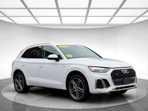 Used 2022 Audi Q5 e Premium w/ Convenience Package image 3