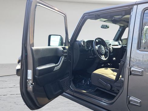 Used 2017 Jeep Wrangler Unlimited Rubicon w/ Connectivity Group AWD/4WD image 22