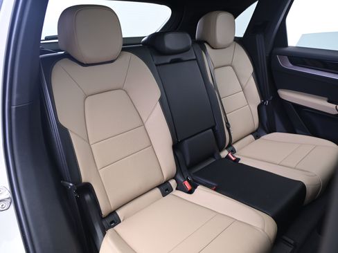 Certified 2025 Porsche Cayenne AWD/4WD image 19