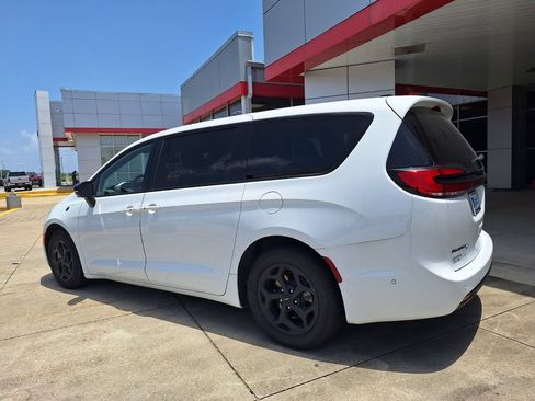 Used 2024 Chrysler Pacifica Limited FWD image 7