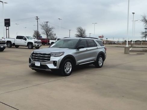 Used 2025 Ford Explorer Active w/ Active Comfort Package image 9
