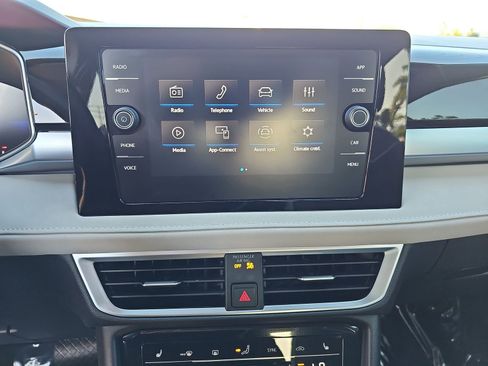 Certified 2025 Volkswagen Taos SE image 19