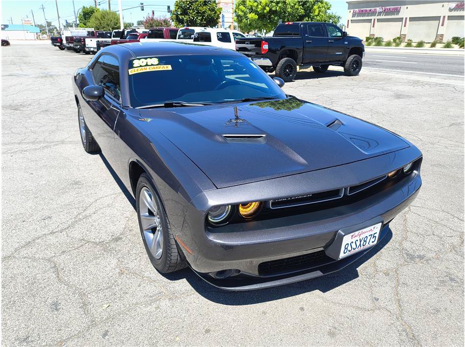 Used 2016 Dodge Challenger SXT RWD image 2