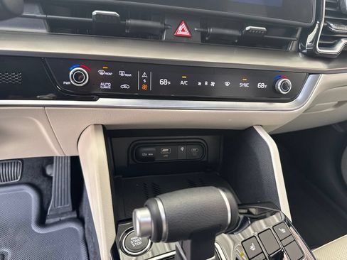 Used 2025 Kia Sportage EX w/ Premium Package FWD image 12