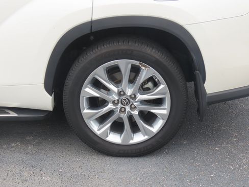 Used 2020 Toyota Highlander Limited FWD image 9