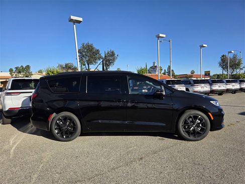 New 2026 Chrysler Pacifica Select w/ S Appearance Package image 3