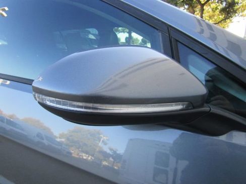 Used 2019 Volkswagen Golf SE image 21