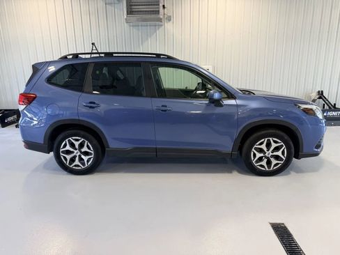 Used 2023 Subaru Forester Premium AWD/4WD image 2