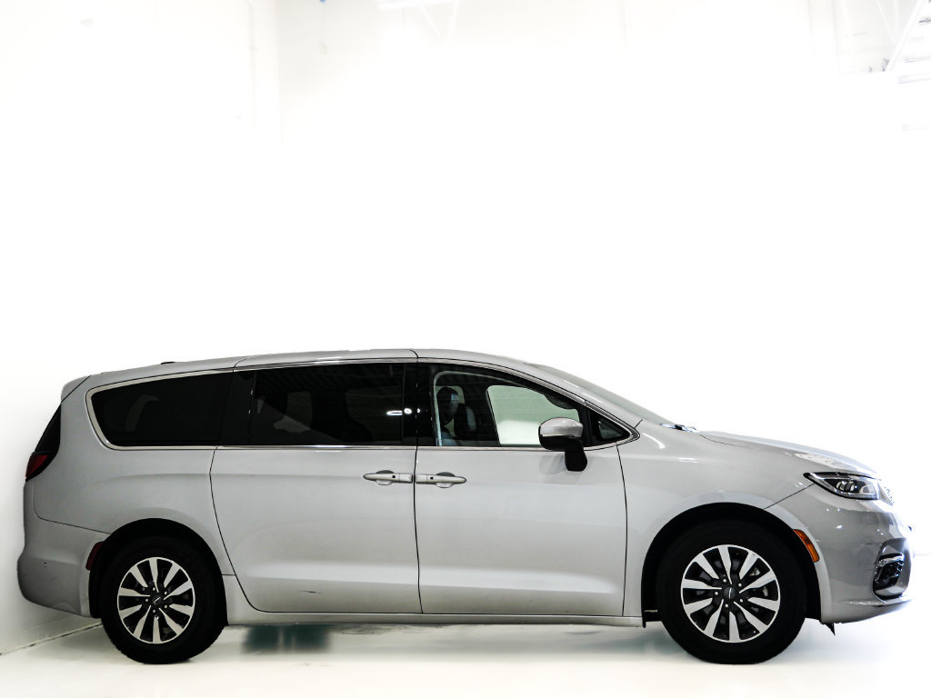 Used 2023 Chrysler Pacifica Touring-L FWD image 4