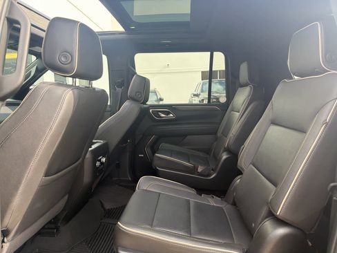 Used 2024 GMC Yukon XL SLT w/ SLT Luxury Package image 8