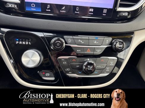 Used 2023 Chrysler Pacifica Touring-L FWD image 21