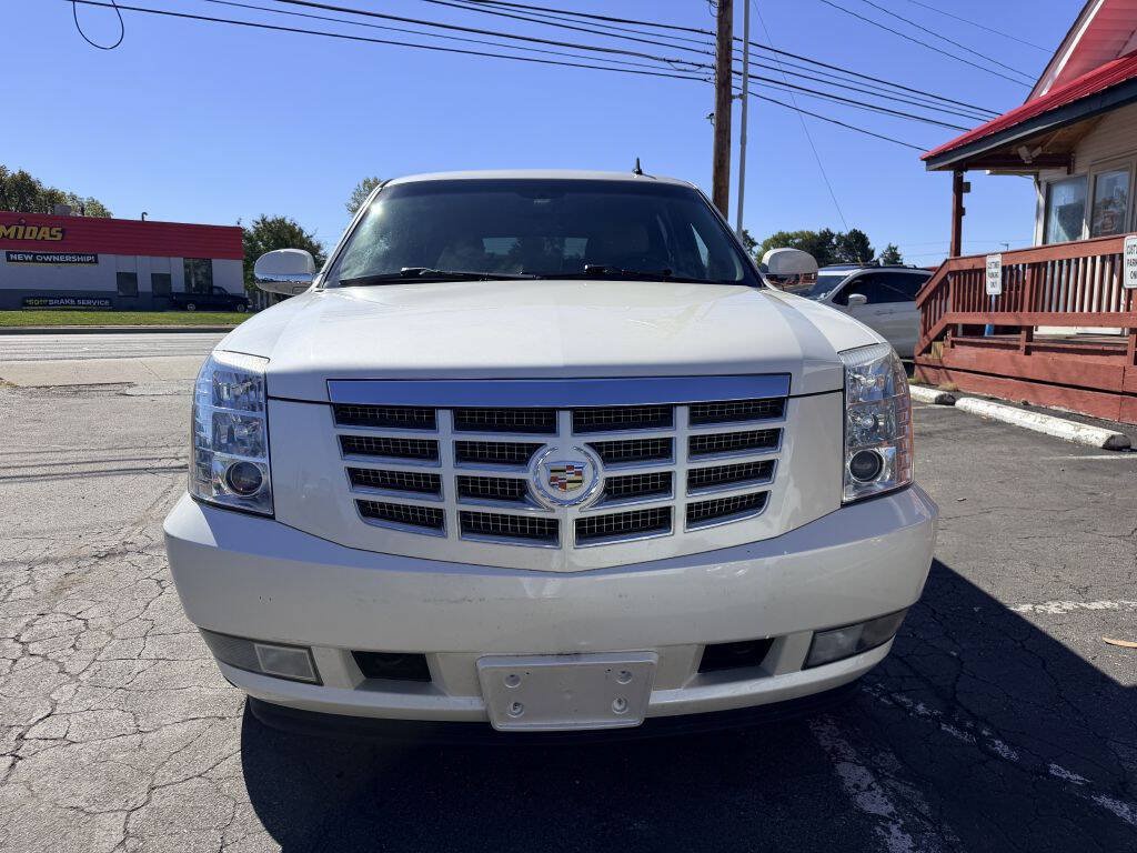 Used 2014 Cadillac Escalade Luxury RWD image 2