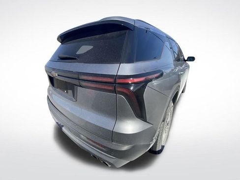 Used 2025 Chevrolet Traverse LT image 10