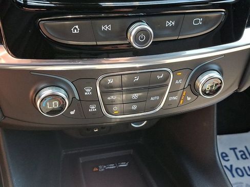 Certified 2023 Chevrolet Traverse LT FWD image 17