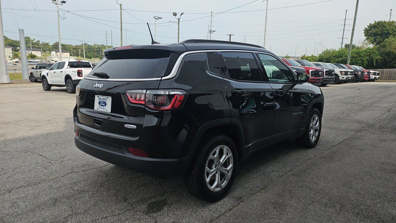 Used 2024 Jeep Compass Latitude AWD/4WD image 5