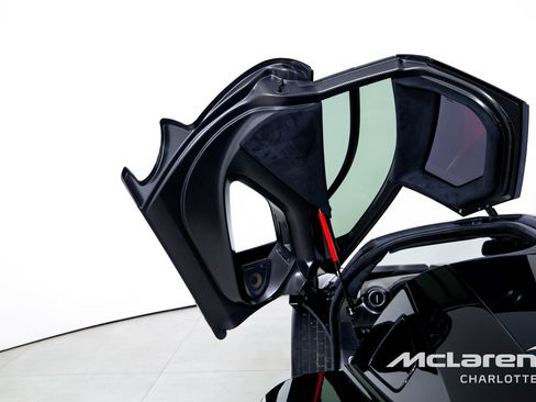 Used 2019 McLaren Senna RWD image 11