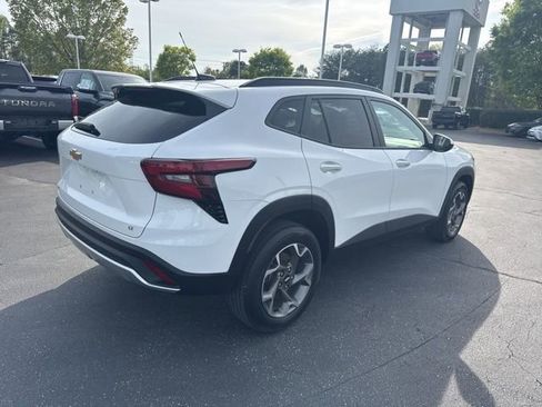 Used 2025 Chevrolet Trax LT w/ LT Convenience Package image 4