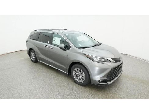 New 2026 Toyota Sienna XLE image 13
