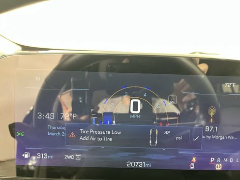 Used 2025 Chevrolet Equinox LT w/ Safety and Technology Package AWD/4WD image 17