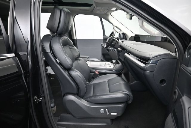 Certified 2025 Lincoln Navigator Reserve AWD/4WD image 31