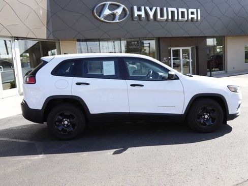 Used 2019 Jeep Cherokee Sport FWD image 2
