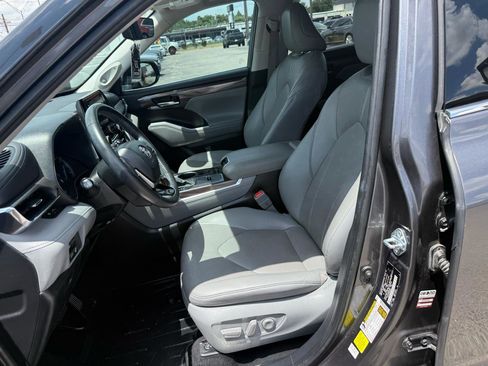 Used 2021 Toyota Highlander Limited FWD image 10