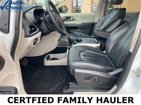 Used 2024 Chrysler Pacifica Touring-L image 27