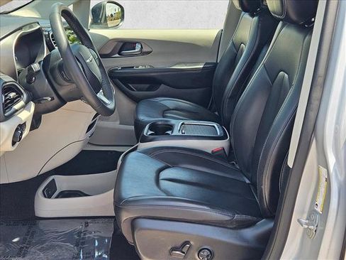 Used 2023 Chrysler Pacifica Touring-L FWD image 15