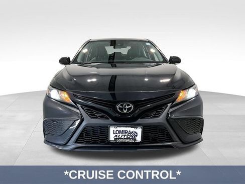 Used 2022 Toyota Camry SE FWD image 3
